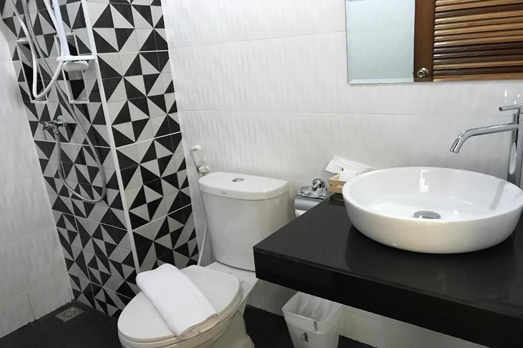 Snooze Inn Phuket - Free Shuttle To Bang Rong Pier Pa Khlok Dış mekan fotoğraf